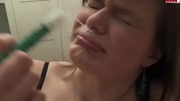 新しい女の子が注射器で鼻にザーメンを注入する[音が出ないクールなビデオ