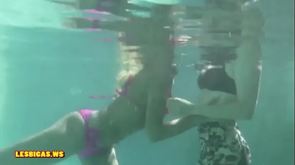 Yeni Girls kissing nice in the pool harika Videolar