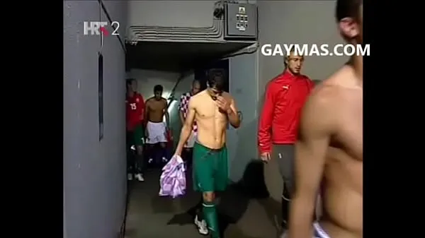 Nye FOOTBALL PLAYER SHOWS THE PENIS ON TV seje videoer