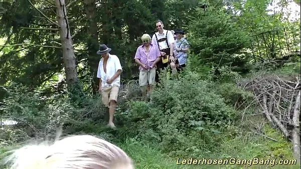 Novos alemão lederhosen gangbang na natureza vídeos legais