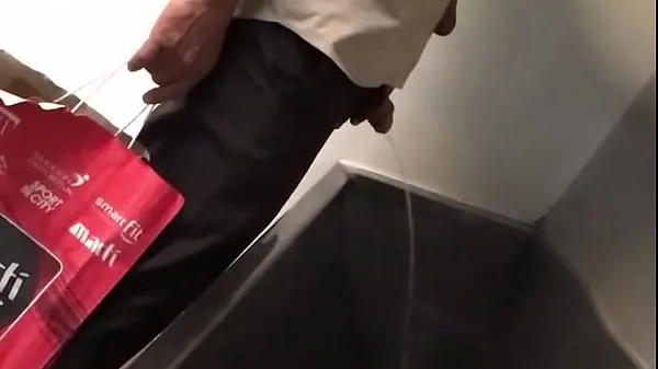 Nová peeping crown pissing in public bathroom skvělá videa