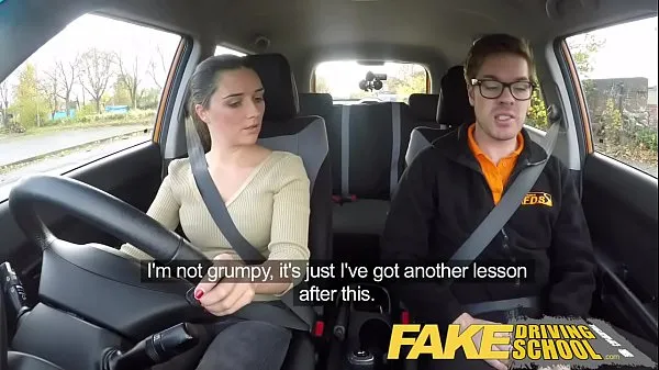 Novos Fake Driving School pequena inglesa sendo fodida depois da aula vídeos legais