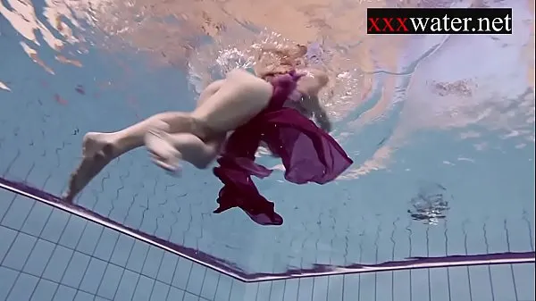 نئے Smoking hot Russian redhead in the pool زبردست ویڈیوز