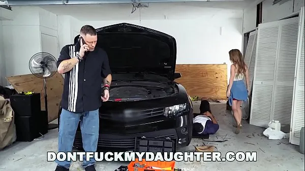 Nuevos Lilly Ford de 18 años se folla al amigo mecánico de papá (dfmd15754 vídeos interesantes