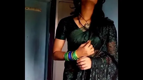 Νέα Crossdresser in green saree ωραία βίντεο