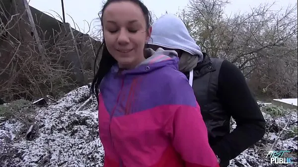 Nuevos Chica congelada follada en la nieve por un extraño travieso vídeos interesantes