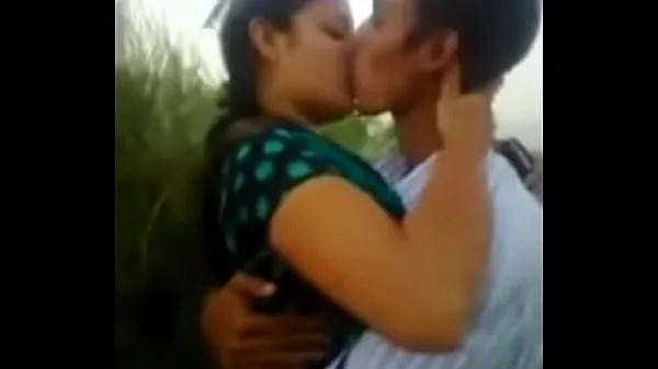 Nouvelles A-BOY-KISS-A-GIRL-DANS-LE-TERRAIN SCOLAIRE --- XVIDEOSCOM vidéos sympas