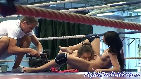 نئے Wrestling lesbian toyed in a boxing ring زبردست ویڈیوز