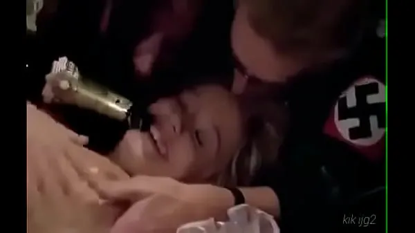 Neue Komfortmädchen im Champagner - Vintage gelbe Szenencoole Videos