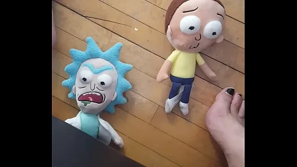 Nové Giantess Tramples and Crushes 2 Tiny Men (Rick and Morty Plush skvelé videá