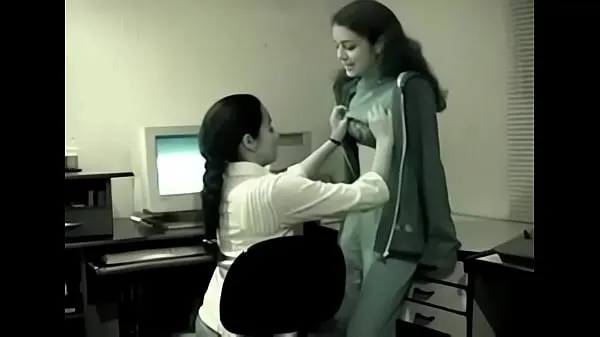 Новые Две молодые индийские лесбиянки развлекаются в офисе классные видео