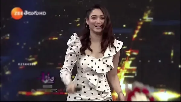 Nye Tamanna in White Skirt Thighs Spicy Stage Dance kule videoer