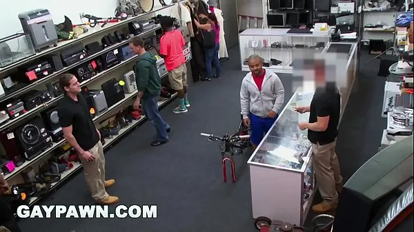 Novi GAY PAWN - A Furloughed Government Worker Visits My Pawn Shop For Cash kul videoposnetki