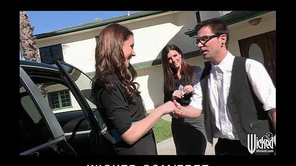 新Pair of sisters bribe their car salesman into a threesome酷視頻