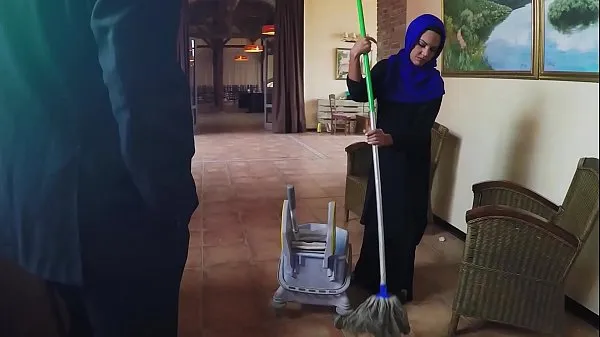 ARABS EXPOSED - Poor Janitor Gets Extra Money From Boss In Exchange For Sexمقاطع فيديو رائعة جديدة