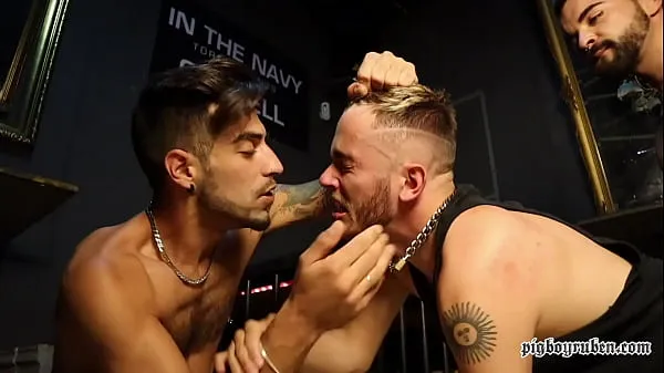 Nuovi HARDCORE GANGBANG NEL BAR DA CROCIERA CHE PRESENTA YAH JIL, DAVID LUCA, PELUDA E IKER CROWN fantastici video