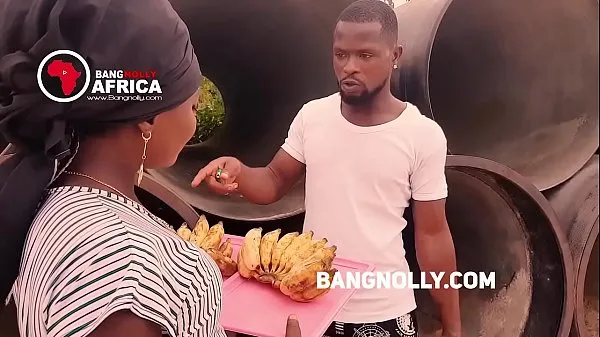 새로운 A lady who sales Banana got fucked by a buyer -while teaching him on how to eat the banana 멋진 동영상