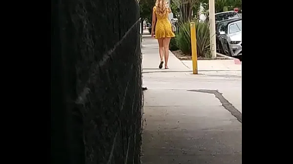 Új CANDID super sexy blonde walking down the street in a sexy yellow dress klassz videó