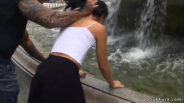 نئے Slim brunette wet at public fountain زبردست ویڈیوز