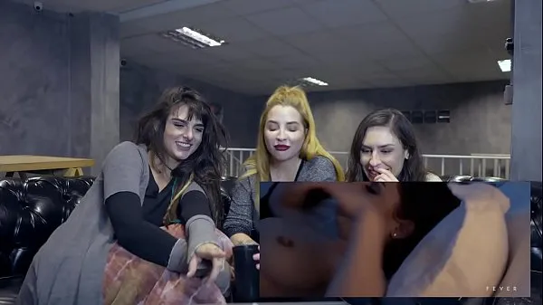 Novos Dread, Clara e Emme juntinhas vendo filme Wake Up vídeos legais