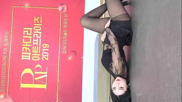 New Public account [喵泡] Korean short-haired girl in black silk skirt sexy hot dance cool Videos