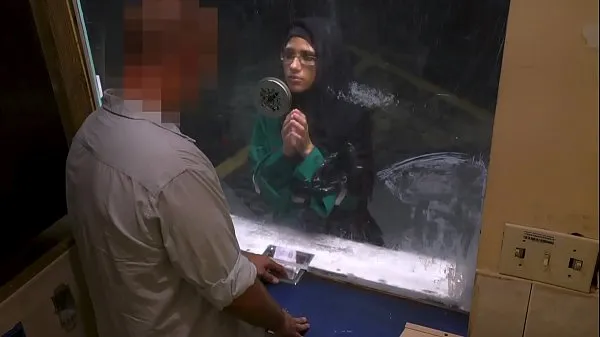نئے ARABS EXPOSED - Beautiful Muslim Refugee Needed A Helping Hand, Got Cock Instead زبردست ویڈیوز