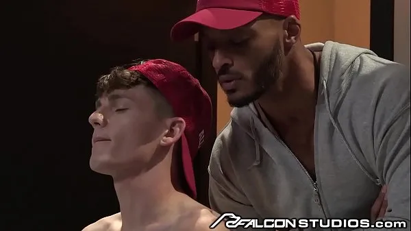 Nieuwe Coach Fucks Perverted Towel Boy Twink In Locker Room - FalconStudios coole video's