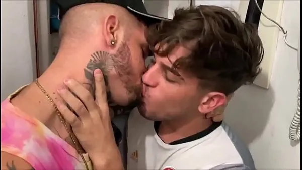 Nouvelles FLAKAEL KISSING YUMMY SON AMI TATOUÉ ET PLUS, SON AMI A ÉTÉ RETIRÉ DE SURPRISE ET REMPORTE LE SOUFFLE DANS LA RÉSERVE vidéos sympas