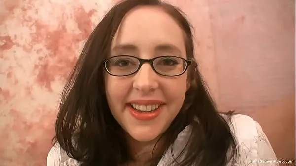 Yeni Cute brunette in glasses sucking a hard dick harika Videolar