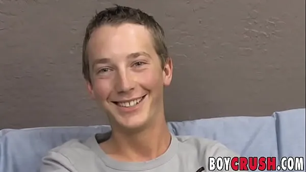 Neue Netter Twink, der sein Fleisch zum Porno abschlägtcoole Videos