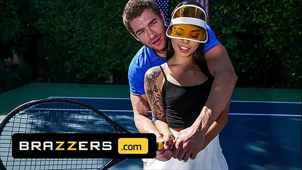 Nye Xander Corvus) Massages (Gina Valentinas) Foot To Ease Her Pain They End Up Fucking - Brazzers kule videoer