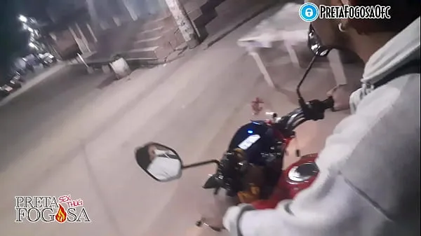 Yeni safadeza na rua em cima da moto mostrando peitinho pra geral harika Videolar