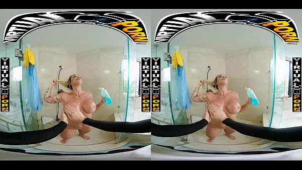 Nieuwe Busty Blonde MILF Robbin Banx Seduces Step Son In Shower coole video's