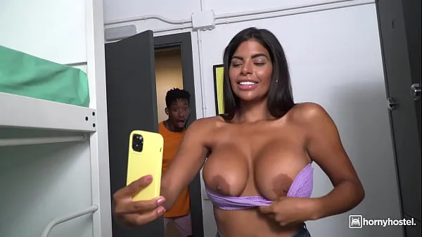 Nuevos HORNYHOSTEL - (Sheila Ortega, Jesus Reyes) - Una nena venezolana de enormes tetas atrapada desnuda por una gran polla negra Preview Video vídeos interesantes