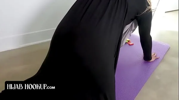 新Hijab Hookup - Slender Muslim Girl In Hijab Surprises Instructor As She Strips Of Her Clothes酷視頻