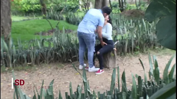 New SPYING ON A COUPLE IN THE PUBLIC PARK cool Videos