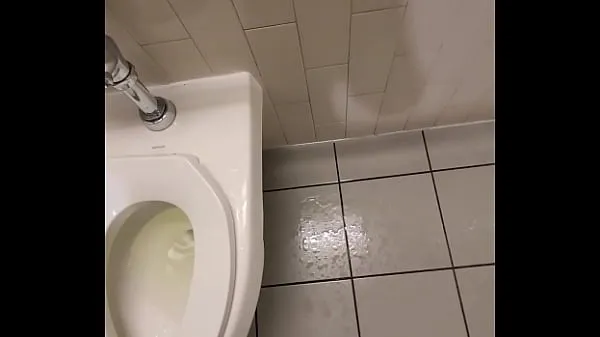 ใหม่ Inappropriately peeing all over and around a public toilet at the local movie theater bathroom วิดีโอเจ๋งๆ