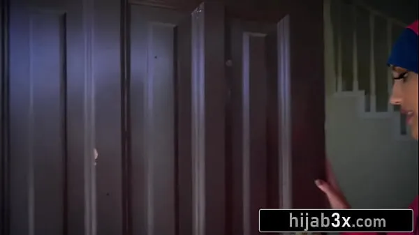 Új Hijab Wearing Hottie Fucks Landlord To Pay The Rent - Chloe Amour klassz videó