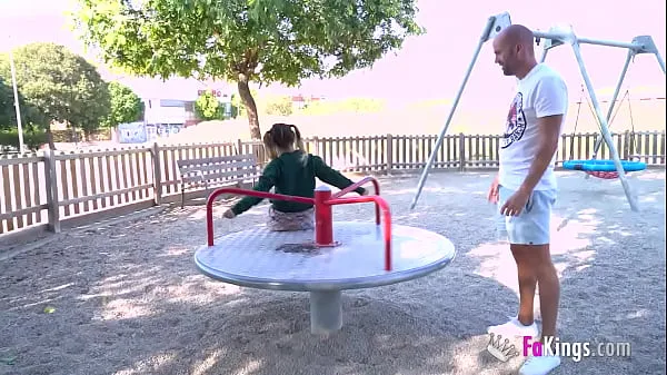 Nouvelles Une journée avec la petite Munequita Enfadada : du parc à sa BAISE HARDCORE vidéos sympas