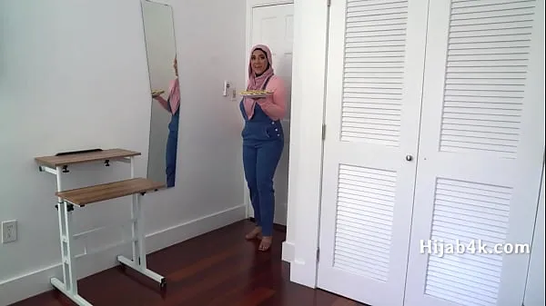Novi Corrupting My Chubby Hijab Wearing StepNiece kul videoposnetki