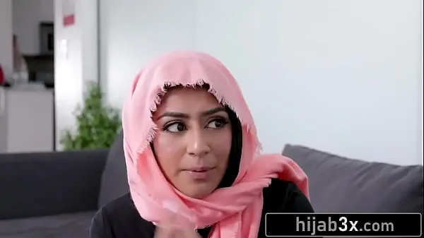 Novos Jovem muçulmana gostosa deve chupar e foder a vizinha para manter seu segredo (Binky Beaz vídeos legais