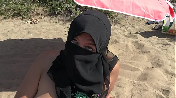 Nye Arab milf enjoys hardcore sex on the beach in France kule videoer