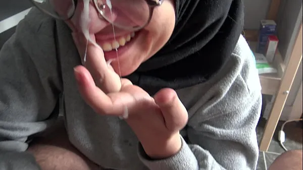 Neue Ein muslimisches Mädchen ist verstört, als sie den großen französischen Schwanz ihres Lehrers siehtcoole Videos