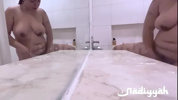 Nuovi Bella moglie araba paffuta con grandi tette che fa il bagno fantastici video