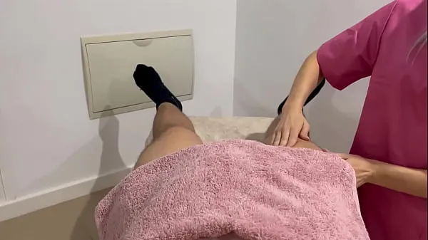 Nouvelles La masseuse qui est une amie de ma copine est excitée et me fait une branlette et une pipe jusqu'à ce que je finisse de jouir vidéos sympas