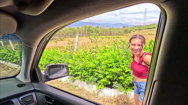 Neue ENCUENTRO UNA POBRE CHICA CAMINANDO POR LA CARRETERA, LE DOY UN AVENTON HASTA EL GARAJE DE MI CASA LA PONGO A CHUPAR, TENIA UN COÑO APRETADO LA CONDENADA, ME SACO LA LECHE Y SOLO LE DOY PARA EL TAXIcoole Videos