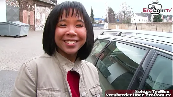 Nouvelles Une jeune femme asiatique allemande d'à côté approchée dans la rue pour un casting d'orgasme vidéos sympas