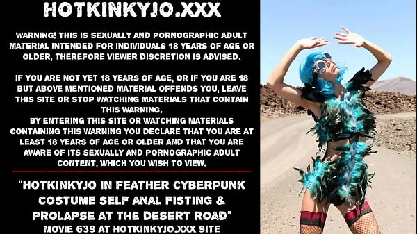 Nye Hotkinkyjo in feather cyberpunk costume self anal fisting & prolapse at the desert road seje videoer