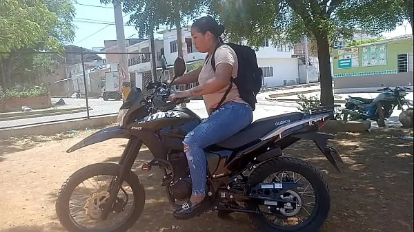 Nuevos Le enseño a manejar moto a mi vecina y ella a cambio me da su vagina vídeos interesantes