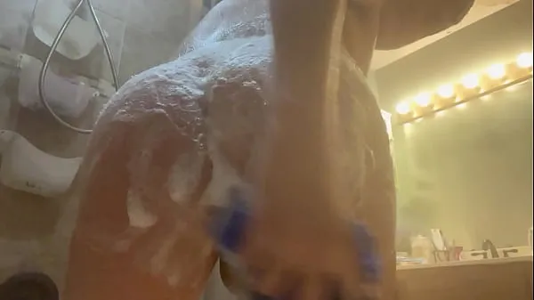 Delicious bubble butt takes soap and glides down his Huge Bottomمقاطع فيديو رائعة جديدة